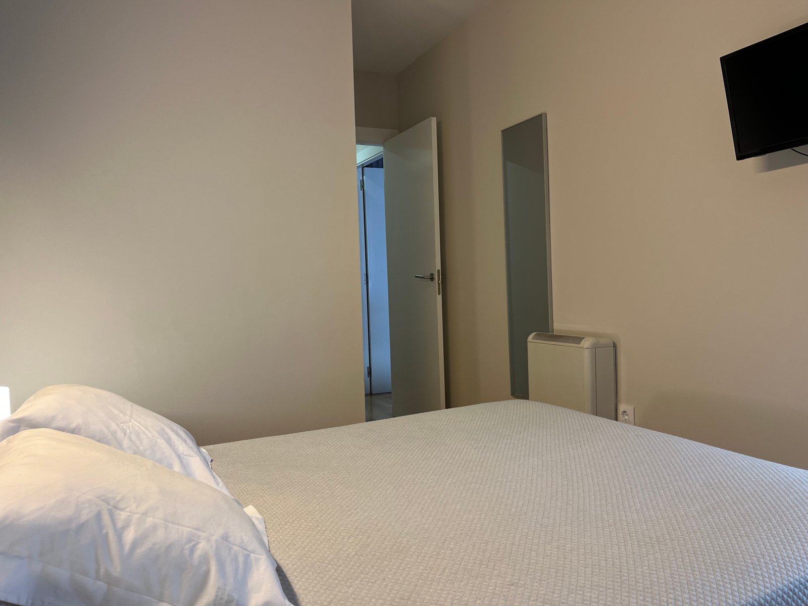 Apartamento triple - dormitorio con TV