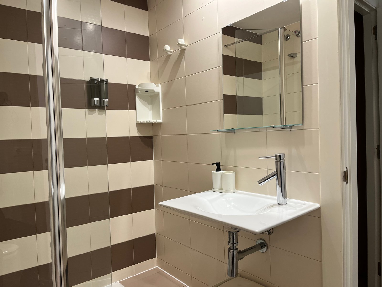 Apartamento triple - pasillo y habitacion